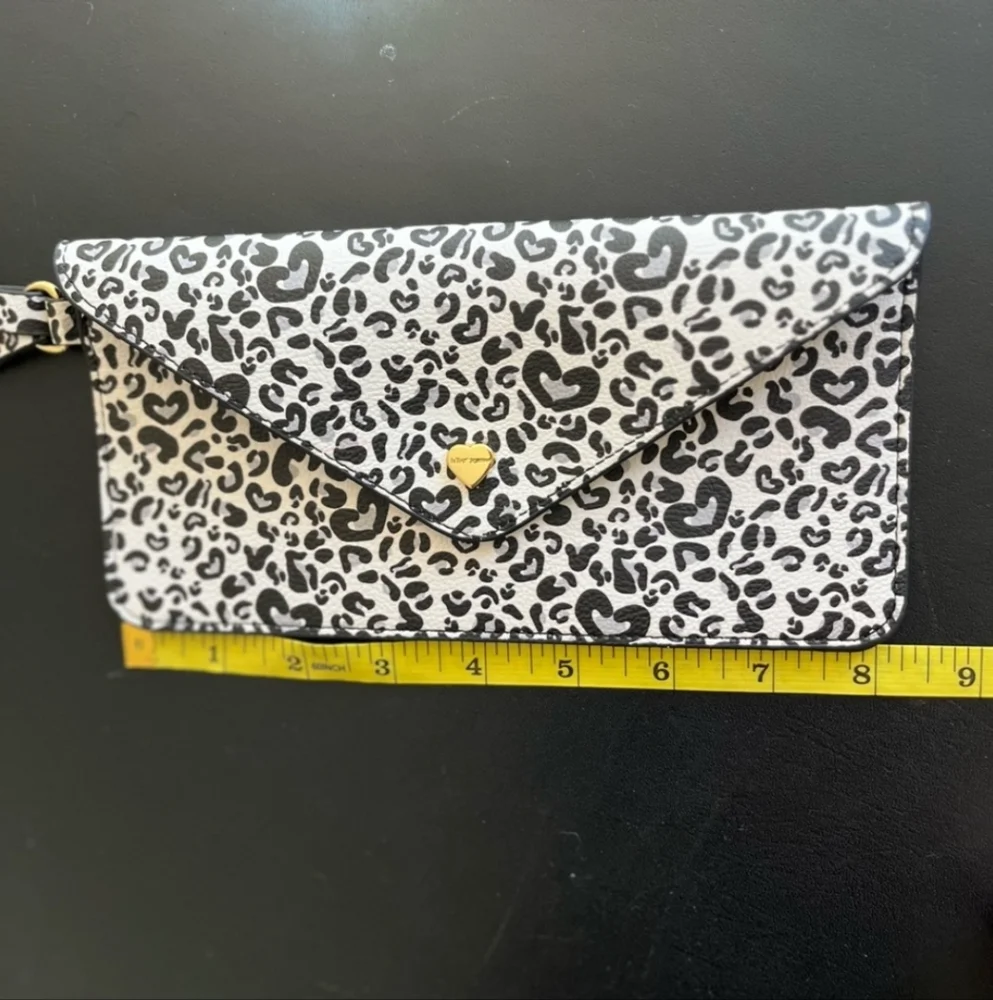 Betsey Johnson Black Gray White Leopard Heart Envelope Wristlet Like New